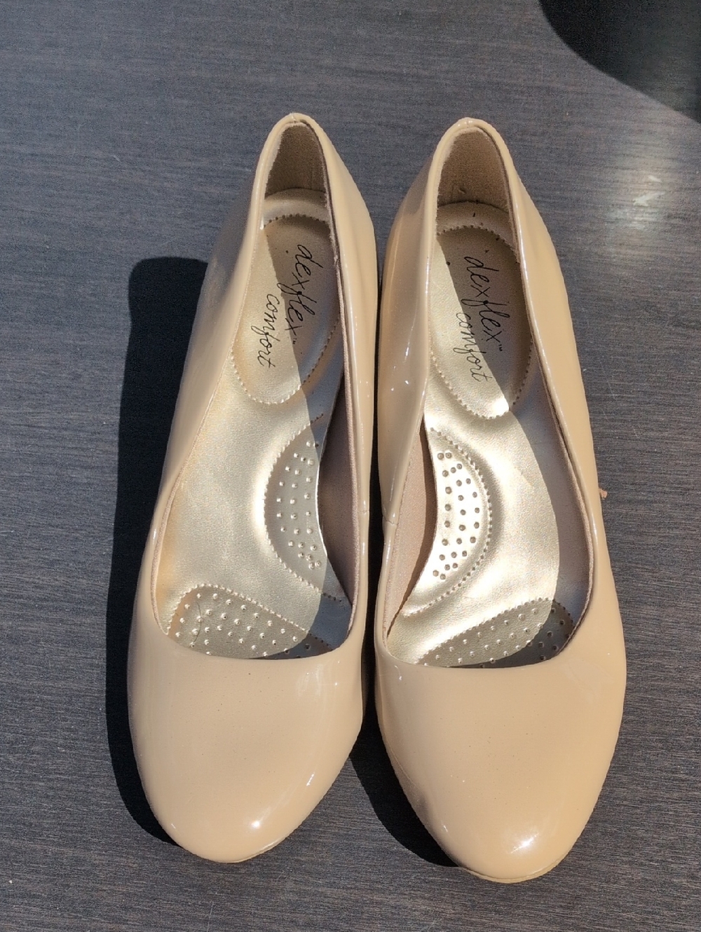 dexflex comfort Beige Patent Round-Toe Pumps